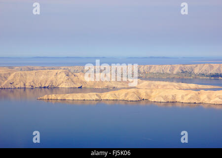 Blick vom Velebit-Gebirge bis zum Adriatischen Meer mit der Insel Pag im Morgenlicht, Kroatien, Pag Stockfoto