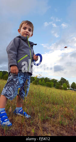 kleiner Junge einen Drachen Stockfoto