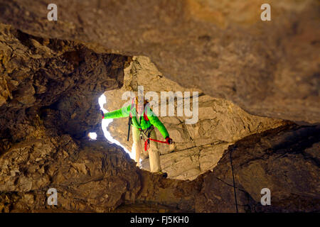 Kletterer in einem Rock-Fenster, Klettersteig in der Schlucht des Etroits, Frankreich, Hautes Alpes, Saint Etienne de Devoluy Stockfoto