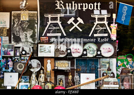 Ruhrgebiet, Souvenirs in einem Schaufenster einen Kiosk, Bergkamen, Ruhrgebiet, Nordrhein-Westfalen, Deutschland Stockfoto
