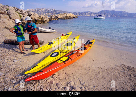 drei Seekajaks in einer Bucht, La Ciotat, Frankreich, Provence, Calanques Nationalpark Stockfoto