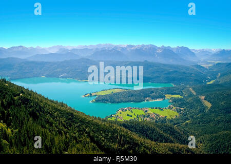 Blick auf Walchensee und Karwendel Gebirge, Deutschland, Bayern, Oberbayern, Oberbayern Stockfoto