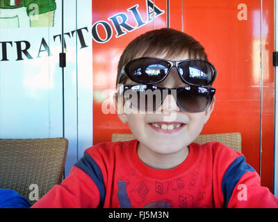 sehr coole junge mit zwei Sunglasseses in einer trattoria Stockfoto