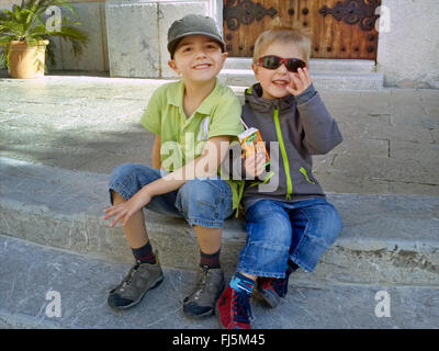 zwei coole Jungs sitzen zusammen in einer Treppe Stockfoto