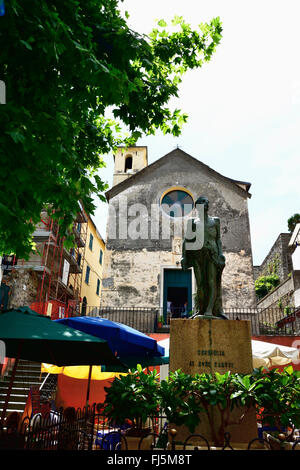 Largo Taragio, Corniglia Hauptplatz. Hinter dem Oratorium der Disciplinati der Heiligen Katharina. Corniglia, Vernazza, Stockfoto