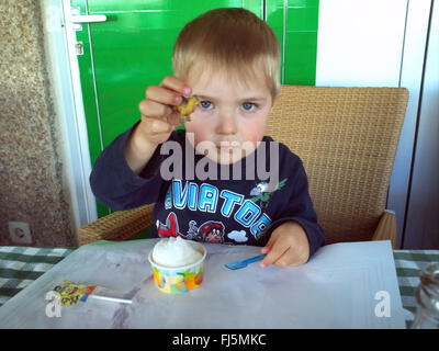 kleiner Junge, ein Eis essen Stockfoto