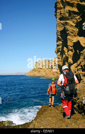 Bergsteiger auf dem Weg zur Küste Felsen Bec de l'Aigle, La Ciotat, Frankreich, Provence, Calanques Nationalpark Stockfoto