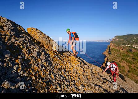 Kletterer an Küsten Rock Bec de l'Aigle, Frankreich, Provence, Calanques Nationalpark La Ciotat Stockfoto