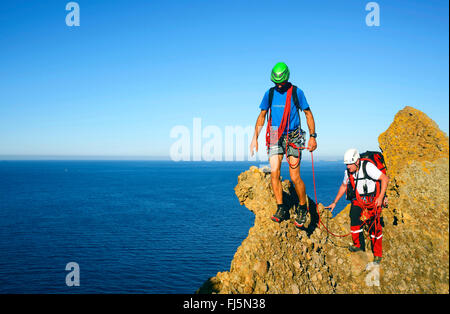 zwei Kletterer auf dem Bec de l'Aigle Berg, La Ciotat, Frankreich, Provence, Calanques Nationalpark Stockfoto