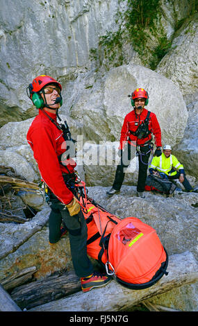 Bergretter warten auf Rettung Hubschrauber in der großen Canyon von Verdon, Frankreich, Provence, Verdon Stockfoto