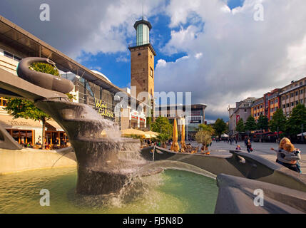 Brunnen am Friedrich-Ebert-Platz mit Volme-Galerie und Turm des Rathauses in Hagen, Deutschland, Nordrhein-Westfalen, Ruhrgebiet, Hagen Stockfoto