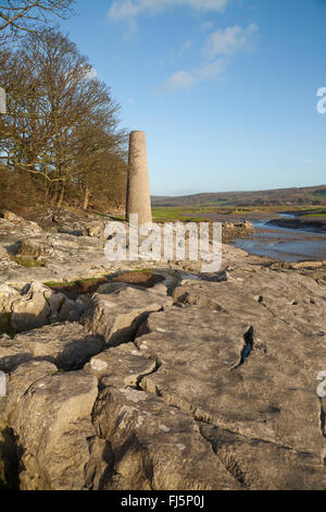 Das alte Kupfer Verhüttung Mühle Schornstein bei Jenny Browns Point Silverdale Lancashire, Vereinigtes Königreich. Stockfoto