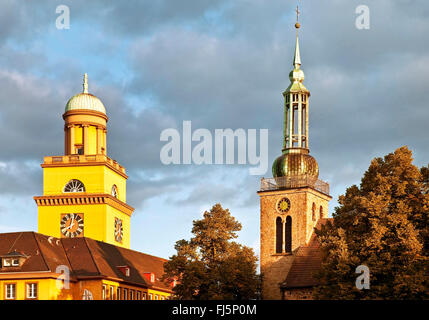 Turm des Rathauses und Turm der Johannis-Kirche in Witten, Deutschland, Nordrhein-Westfalen, Ruhrgebiet, Witten Stockfoto