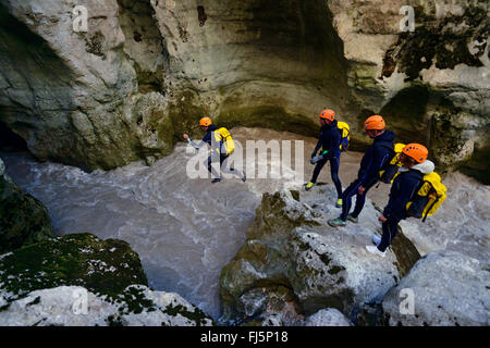 Gruppe in wilden Fluss im großen Canyon von Verdon, Frankreich, Provence, Verdon springen Stockfoto