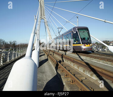 LUAS Tram William Dargan Bridge Dublin Irland -1 Stockfoto