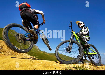 zwei Mountainbiker in den Alpen, Frankreich, La Plagne, La Plagne Stockfoto