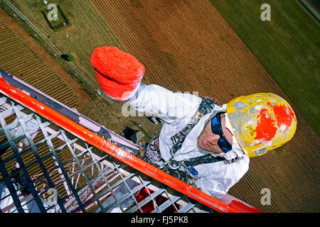 Maler, die Beschichtung ein Pole in luftiger Altidude, Frankreich Stockfoto