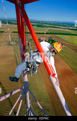 Maler, die Beschichtung ein Pole in luftiger Altidude, Frankreich Stockfoto