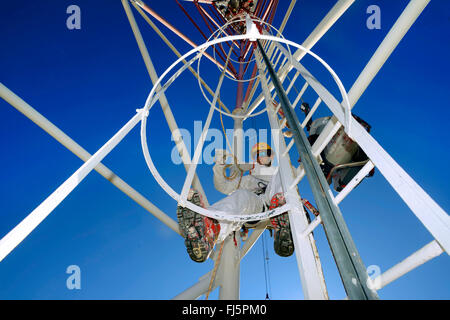 Maler, Abseilen von einem Mast in luftiger Altidude, Frankreich Stockfoto