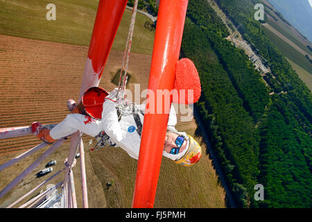 Maler, die Beschichtung ein Pole in luftiger Altidude, Frankreich Stockfoto