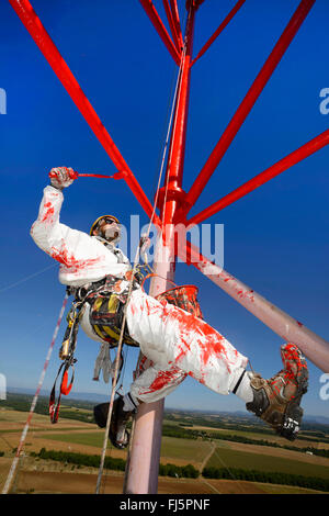 Maler, die Beschichtung ein Pole in luftiger Altidude, Frankreich Stockfoto