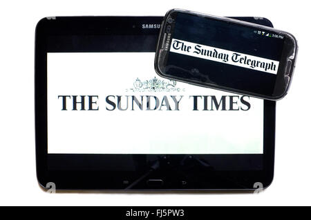 Die Logos der The Sunday Times und The Sunday Telegraph Zeitungen auf den Bildschirmen der ein Tablet und Smartphone angezeigt. Stockfoto