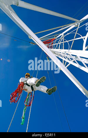 Maler, Abseilen von einem Mast in luftiger Altidude, Frankreich Stockfoto