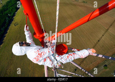 Maler, die Beschichtung ein Pole in luftiger Altidude, Frankreich Stockfoto