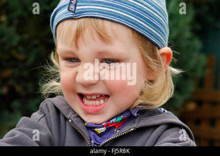 kleiner Junge ist in schlechter Laune, Porträt eines Kindes, Deutschland Stockfoto