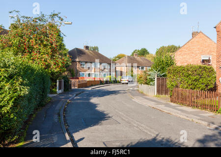 Eine sichelförmige Straße auf einem typischen 50er Jahre Siedlung, dem Ruddington, Nottinghamshire, England, Großbritannien Stockfoto