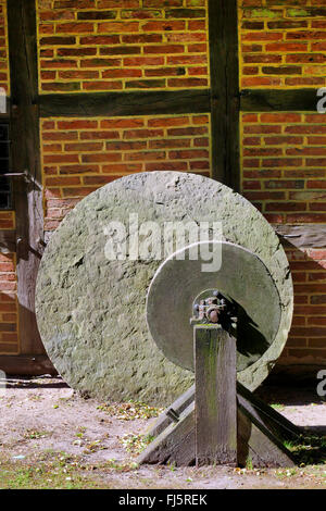 Mühlstein und Schleifstein auf einem Bauernhof, Deutschland, Niedersachsen, Ammerland Stockfoto