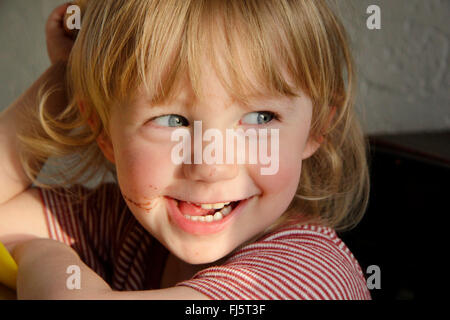 kleiner Junge am Frühstückstisch, Porträt, Deutschland Stockfoto