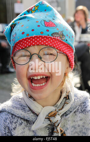 kleines Mädchen Lachen lustvoll in die Kamera, Porträt eines Kindes, Deutschland Stockfoto