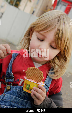 kleiner Junge anerkennend ein Eis essen, Deutschland Stockfoto