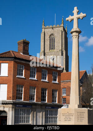 Die Marktgemeinde Fakenham mit Kriegerdenkmal und Kirche, Norfolk, England Stockfoto