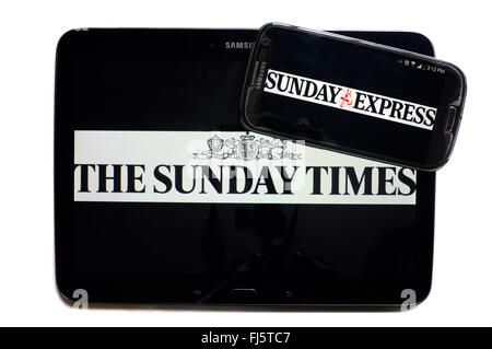 Die Logos der The Sunday Times und Sunday Express Zeitungen auf den Bildschirmen der ein Tablet und Smartphone angezeigt. Stockfoto