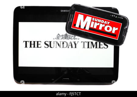 Die Logos der The Sunday Times und Sunday Mirror Zeitungen auf den Bildschirmen der ein Tablet und Smartphone angezeigt. Stockfoto