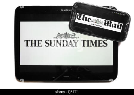 Die Logos der The Sunday Times und The Mail auf Sonntagszeitungen auf den Bildschirmen der ein Tablet und Smartphone angezeigt. Stockfoto