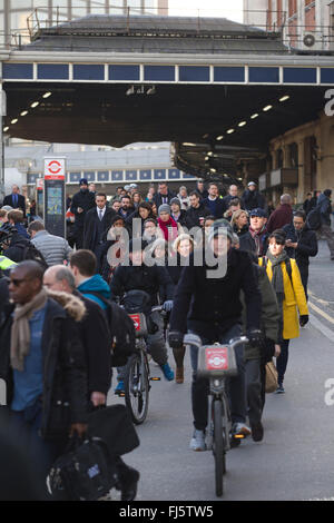 London-Pendler Überschrift in Stadt von London nach der Ankunft am Bahnhof Waterloo, eine der wichtigsten Verkehrsverbindungen in die Hauptstadt Stockfoto