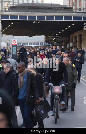 London-Pendler Überschrift in Stadt von London nach der Ankunft am Bahnhof Waterloo, eine der wichtigsten Verkehrsverbindungen in die Hauptstadt Stockfoto