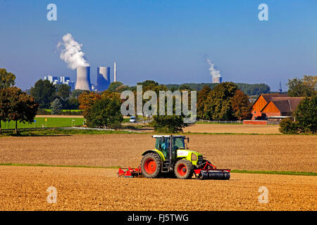 Traktor auf einem mehrere Hektar großen vor macht station, Westfalen, Deutschland, Nordrhein-Westfalen, Münsterland, Lippetal Stockfoto