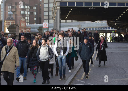 London-Pendler Überschrift in Stadt von London nach der Ankunft am Bahnhof Waterloo, eine der wichtigsten Verkehrsverbindungen in die Hauptstadt Stockfoto