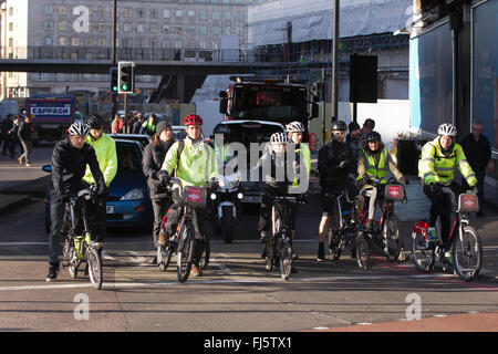 London-Radfahrer pendeln in arbeiten auf ihren Fahrrädern entlang der stark befahrenen Straßen in der Stadt von London, England, UK Stockfoto