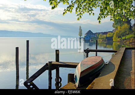 Anlegestelle mit Ruderboot am Bodensee, Deutschland, Baden-Württemberg, Bodman-Ludwigshafen Stockfoto