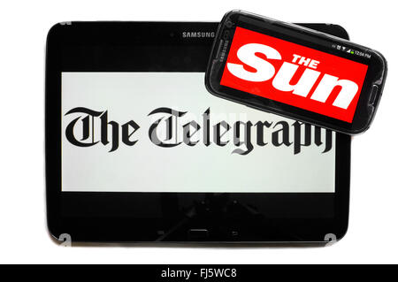 Die Logos von The Telegraph und die Sonne Zeitungen auf den Bildschirmen der ein Tablet und Smartphone angezeigt. Stockfoto