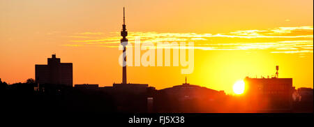 Skyline bei Sonnenaufgang mit Florianturm und Westfalenhallen Dortmund, Deutschland, Nordrhein-Westfalen, Ruhrgebiet, Dortmund Stockfoto