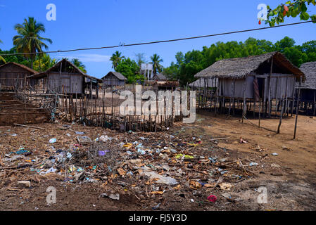 Müll an einem Sakalava Dorf auf Nosy Be, Madagaskar, Nosy Be, Lokobe Nationalpark Stockfoto