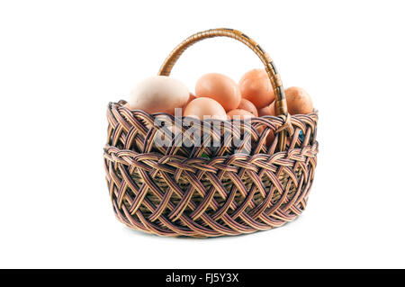 braunen Eiern in den Korb auf weiß Stockfoto