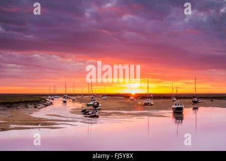 Boote auf den Sandbänken im Brunnen Hafen bei Sonnenaufgang. Stockfoto