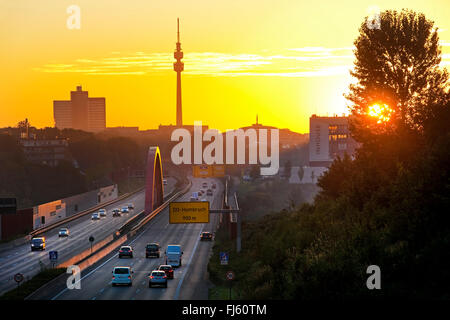 Autobahn A 40 bei Sonnenaufgang mit Florianturm und Westfalenhallen Dortmund, Deutschland, Nordrhein-Westfalen, Ruhrgebiet, Dortmund Stockfoto